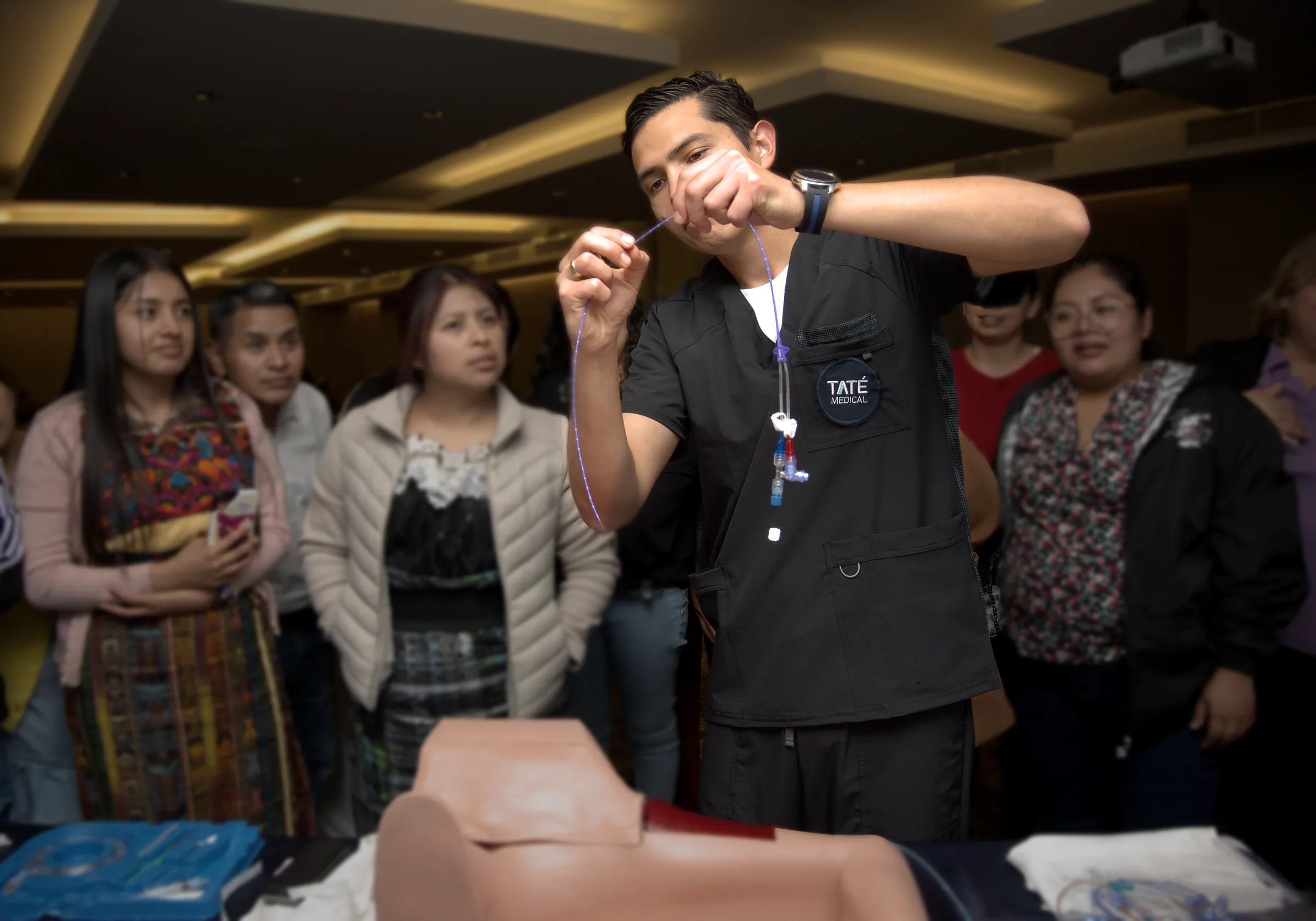 Jhonatan Celis, especialista clínico de Taté Medical, en una capacitación práctica de catéter con personal de enfermería